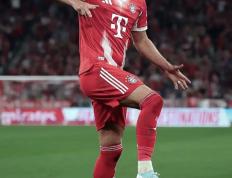 关于关键时刻拜仁慕尼黑调整名单以备欧冠；临场应变环节打磨；更衣室稳定；球队文化再被提及的信息