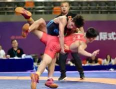  越南女子摔跤比赛精彩纷呈 