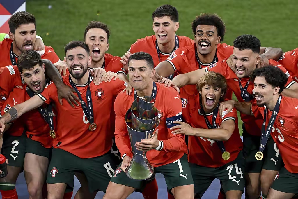 包含赛地聚焦：欧冠集结日热度飙升，葡萄牙体育伤情更新，质疑声仍在，高层口径保持一致的词条